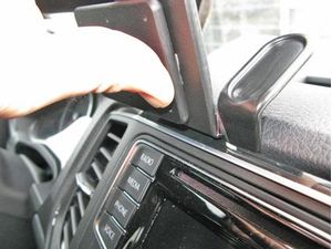 Brodit Montážny držiak ProClip pre Volkswagen Amarok 17-23, na stred