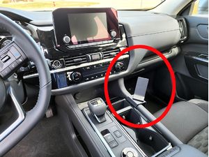 Brodit Montážny držiak ProClip pre Nissan Pathfinder 22-24, stred sprava nadol