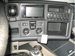 Brodit ProClip montážna konzola pre Scania R-series 10-16, G-series 10-18, na stred vpravo