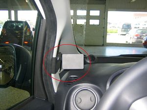 Brodit ProClip pre Peugeot iOn/Citroen C-Zero/Mitsubishi i-MiEV 10-17, vľavo na stĺpiku