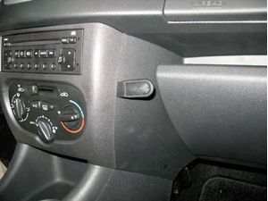 Brodit ProClip montážna konzola pre Peugeot 206+ 09-13, na stred vpravo