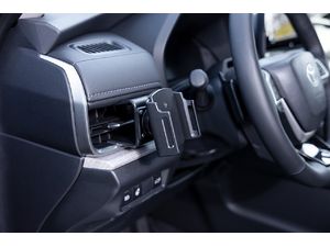 Brodit ProClip pre Toyota Grand Highlander 24-24, vľavo na mriežke ventilácie