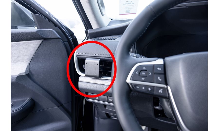 Brodit ProClip pre Toyota Grand Highlander 24-24, vľavo na mriežke ventilácie
