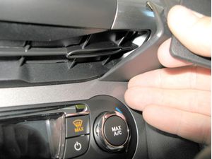 Brodit ProClip montážna konzola pre Ford Focus 11-14, na stred vpravo