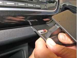 Brodit ProClip montážna konzola pre Škoda Citigo/Volkswagen UP/Seat Mii 15-16, na stred vpravo dole