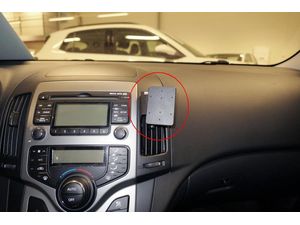 Brodit ProClip montážna konzola pre Hyundai i30 08-12, na stred vpravo
