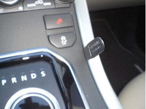 Brodit ProClip pre Land Rover Range Rover Evoque 12-18, na stred vpravo