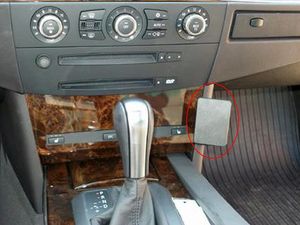 Brodit ProClip pre BMW M5 E60, E61 04-10 (NIE celokožené prevedenie palubovky), na stred vpravo dole