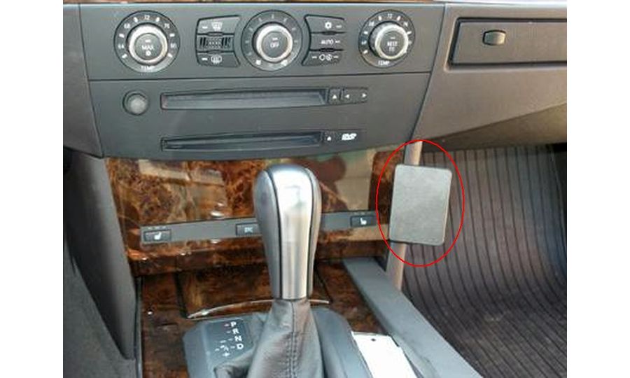 Brodit ProClip pre BMW M5 E60, E61 04-10 (NIE celokožené prevedenie palubovky), na stred vpravo dole
