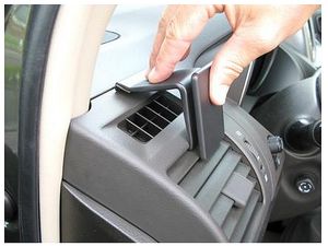 Brodit Montážny držiak ProClip pre Toyotu LandCruiser 150 10-23, vľavo nad mriežkou ventilácie