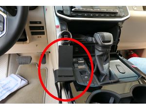 Montážny držiak Brodit ProClip pre Toyotu LandCruiser 300 21-23, stred zľava nadol