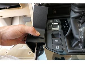 Montážny držiak Brodit ProClip pre Toyotu LandCruiser 300 21-23, stred zľava nadol