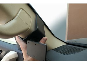 Montážny držiak Brodit ProClip pre Toyotu LandCruiser 300 21-23, vľavo na stĺpik