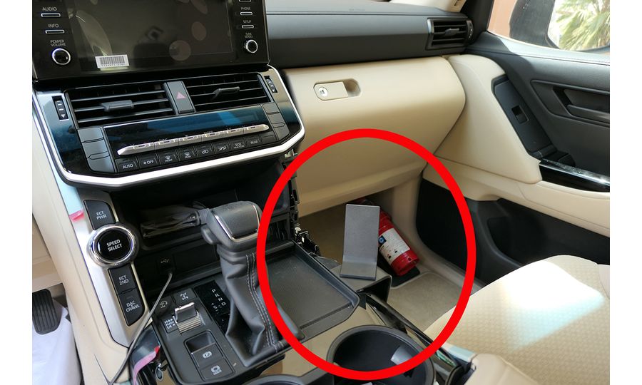 Brodit ProClip montážna konzola pre Toyota LandCruiser 300 21-24, stredom doprava nadol