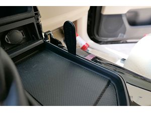 Brodit ProClip montážna konzola pre Toyota LandCruiser 300 21-24, stredom doprava nadol