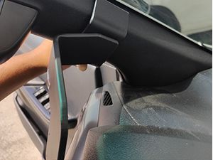 Brodit Montážny držiak ProClip pre Toyotu HiLux 16-24, vľavo na stĺpiku