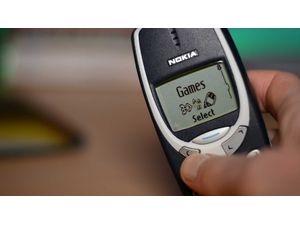 Nokia 3310 (model r.v. 2000), prekrytý pôvodný telefón, anglické menu