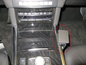 Brodit ProClip pre Mercedes Benz E-Class Sedan 09-16/Stationwagon 10-16 (len pákové radenie), dole