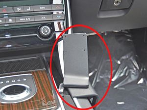 Brodit ProClip montážna konzola pre Jaguar XE/XF 16-18 (len automat), na stred vpravo