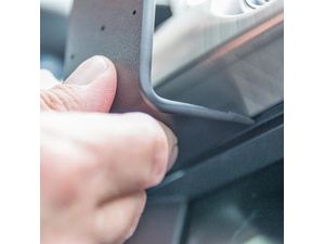 Brodit ProClip pre Ford Mustang 15-23 (nie pre karbónový panel/Bang Olufsen stereo), na stred