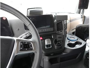 Brodit ProClip pre Mercedes Benz Arocs/Actros 5 20-24, vystužený, na stred, nad mriežkou chladiča