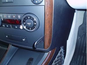 Brodit ProClip pre Mercedes Benz A-Class 05-12 (len Elegance a Avantgarde), stred vpravo dole