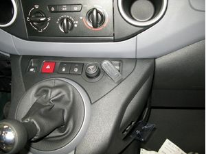Brodit ProClip Citroen Berlingo Family/Transport/Peugeot Partner 08-18 (len manuál), na stred vpravo