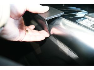 Brodit Montážny držiak ProClip pre Mercedes Benz triedy B 19-24-len automat (, stred zľava nadol)