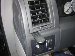 Brodit ProClip montážna konzola pre Chrysler 300C/300C Touring 05-10, vľavo na mriežku ventilácie