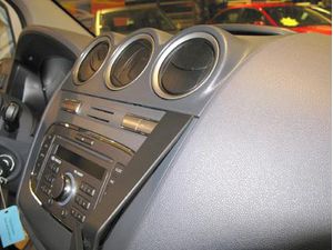 Brodit ProClip montážna konzola pre Ford Tourneo/Transit Connect 10-13, na stred