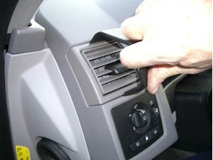Brodit ProClip pre Volvo C30 07-15/C70 06-15/S40 04-12/V50 04-12, vľavo