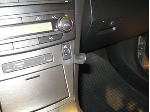 Brodit ProClip montážna konzola pre Toyota Avensis 09-15, na stred vpravo dole