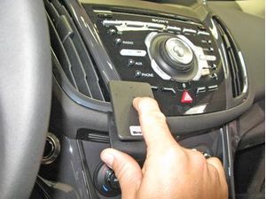 Brodit ProClip montážna konzola pre Ford Kuga 14-16 (len Sony stereo), na stred