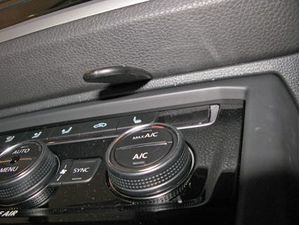 Brodit ProClip montážna konzola pre Volkswagen Touran 16-22, na stred vpravo