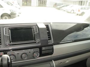 Brodit ProClip pre Volkswagen Multivan/T6 Transporter/Pickup 16-20 (len priehradka s vekom), na stred