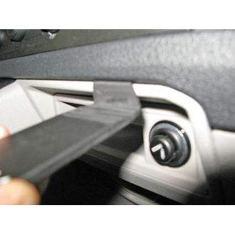 Brodit ProClip Volkswagen T6 Transporter/Pickup/Caravelle 16-20 (bez veka priehradky), na stred vpravo