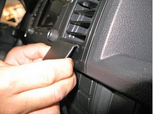 Brodit ProClip Volkswagen T6 Transporter/Pickup/Caravelle 16-20 (bez veka priehradky), na stred vpravo