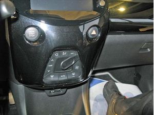 Brodit ProClip pre Citroen C1/Peugeot 108/Toyota AYGO 14-21 (len s klimatizáciou), na stred