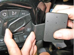 Brodit ProClip pre Citroen C1/Peugeot 108/Toyota AYGO 14-21 (len s klimatizáciou), na stred