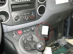 Brodit ProClip Citroen Berlingo Family/Transport/Peugeot Partner 08-18 (len manuál), na stred vpravo
