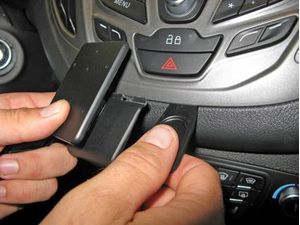 Brodit ProClip montážna konzola pre Ford Transit Courier 14-18, na stred