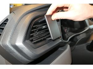 Brodit ProClip pre Volkswagen Caravelle 6.1 21-24/T6.1 Transporter/Pickup 20-24, vľavo na mriežke chladiča