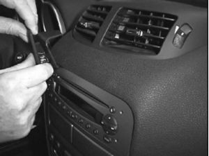 Brodit ProClip montážna konzola pre Alfa Romeo 147 01-11/GT 04-11, na stred