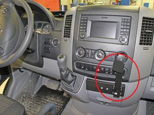 Brodit ProClip pre Mercedes Benz Sprinter 07-18/Volkswagen Crafter 07-16, zosilnený, na stred vpravo