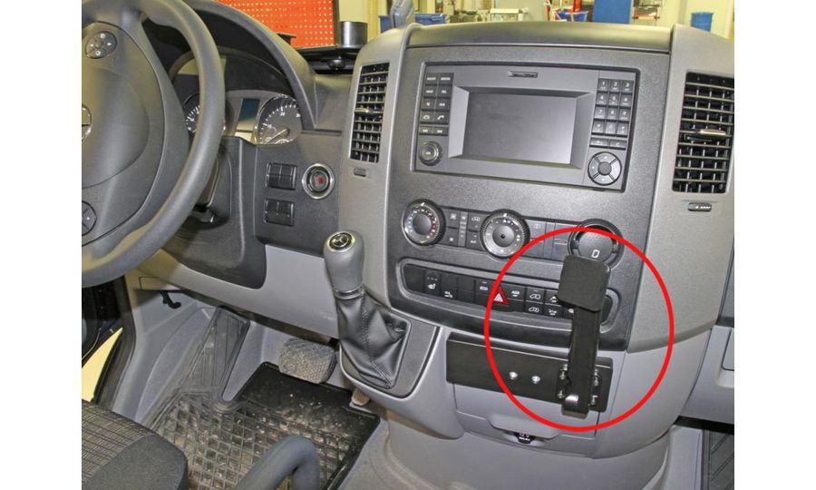Brodit ProClip pre Mercedes Benz Sprinter 07-18/Volkswagen Crafter 07-16, zosilnený, na stred vpravo