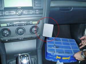 Brodit ProClip Škoda Octavia II Ambiente/Classic/Elegance/RS 05-13/Scout 07-13, na stred vpravo