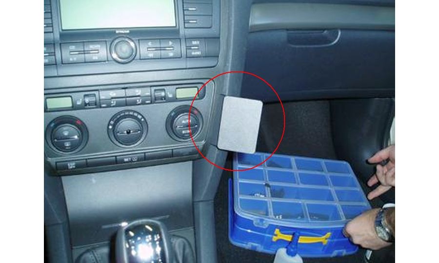 Brodit ProClip Škoda Octavia II Ambiente/Classic/Elegance/RS 05-13/Scout 07-13, na stred vpravo