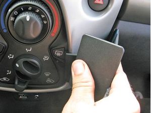 Brodit ProClip pre Citroen C1/Peugeot 108/Toyota AYGO 14-21 (bez klimatizácie), na stred