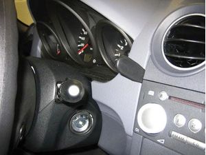 Brodit ProClip montážna konzola pre Mitsubishi Colt 05-08, na stred vpravo