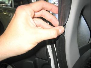 Brodit ProClip pre Peugeot iOn/Citroen C-Zero/Mitsubishi i-MiEV 10-17, vľavo na stĺpiku
